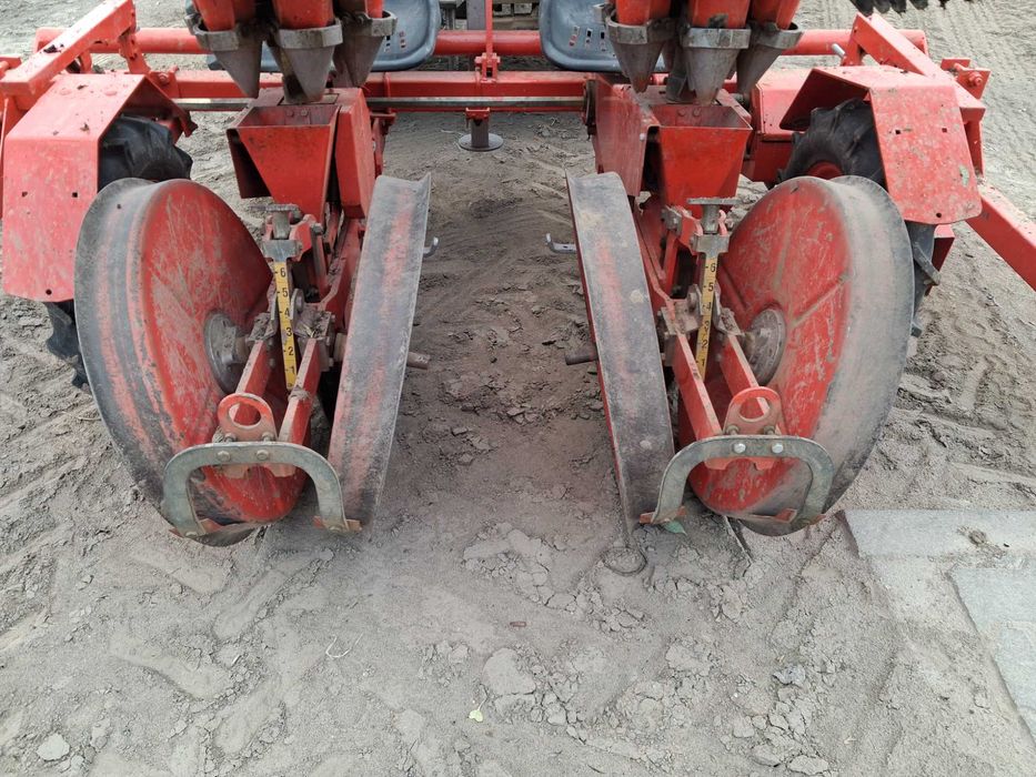 Sprzedam sadzarkę 2 rzędową checchi magli