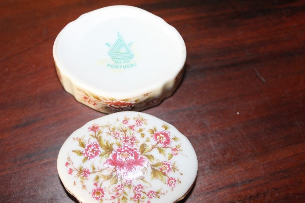 Várias caixas de porcelana