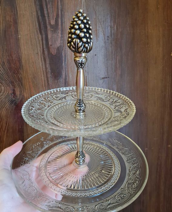 Patera ze szkła prasowanego z pięknym zdobieniem - 2 piętrowa