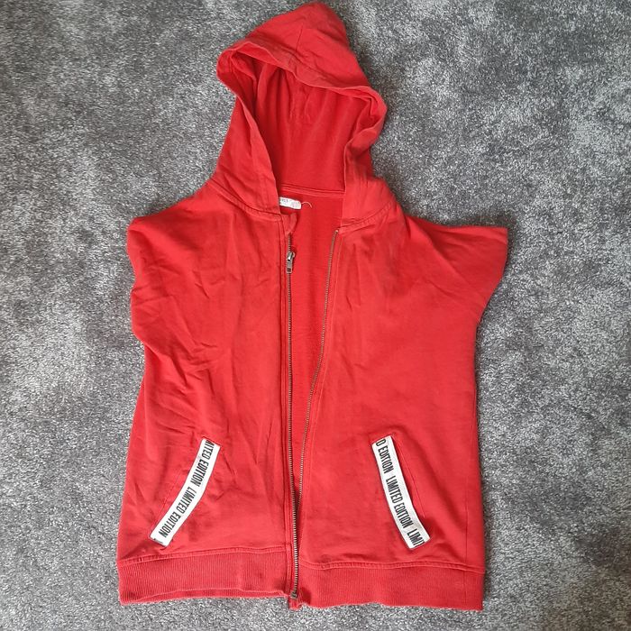 Czerwona bluza z kapturem