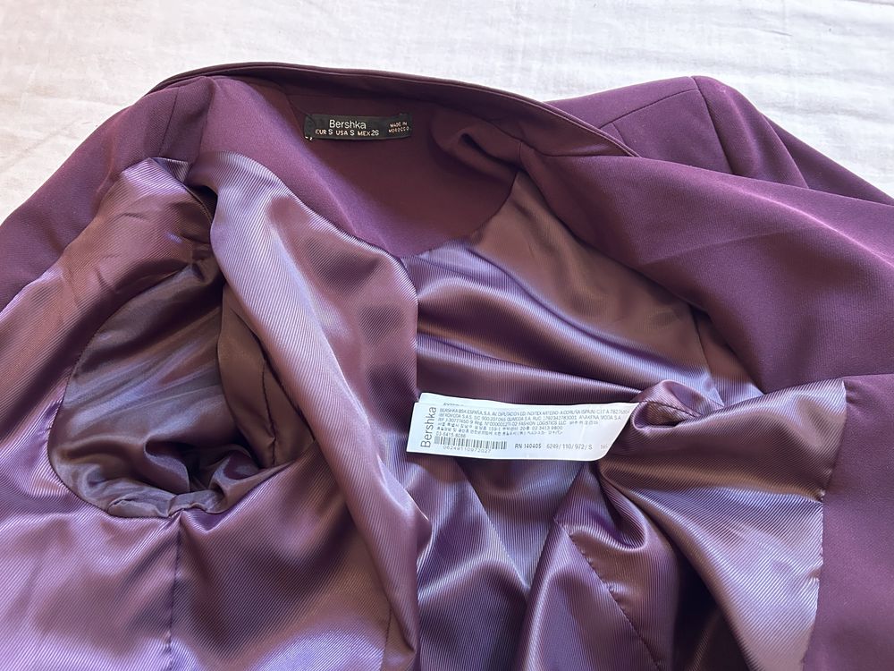 Blazer bordeaux assimétrico. Novo.