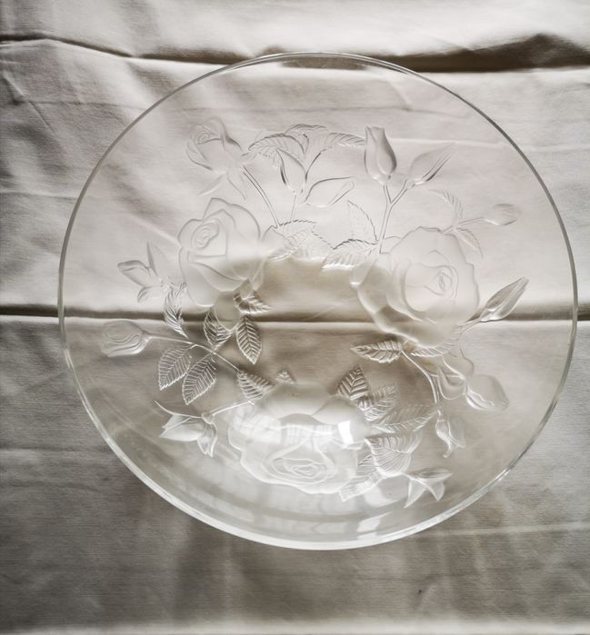 Taça /tigela grande com flores em relevo