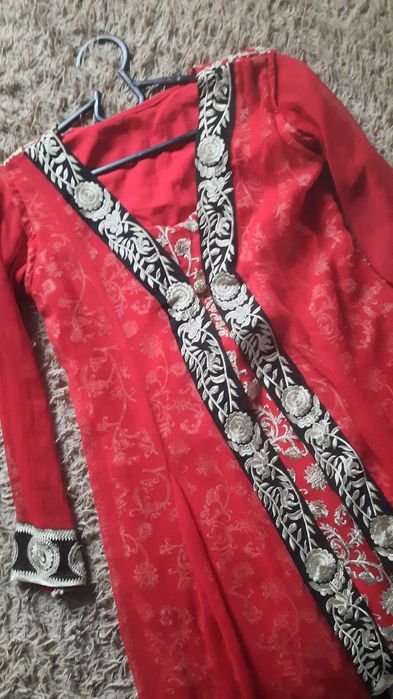 Национальная олеждв,сари и тд.