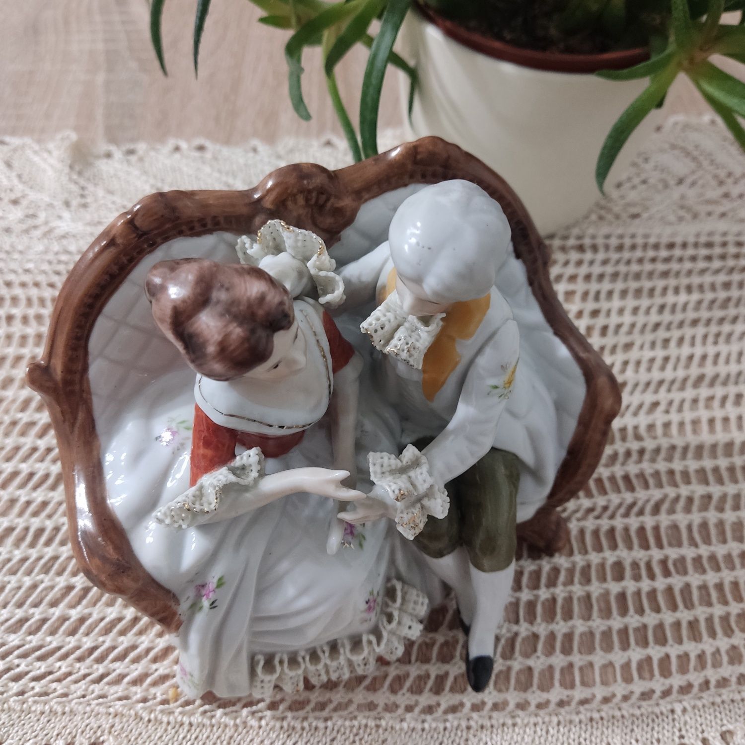 Porcelanowa figurka para na sofie