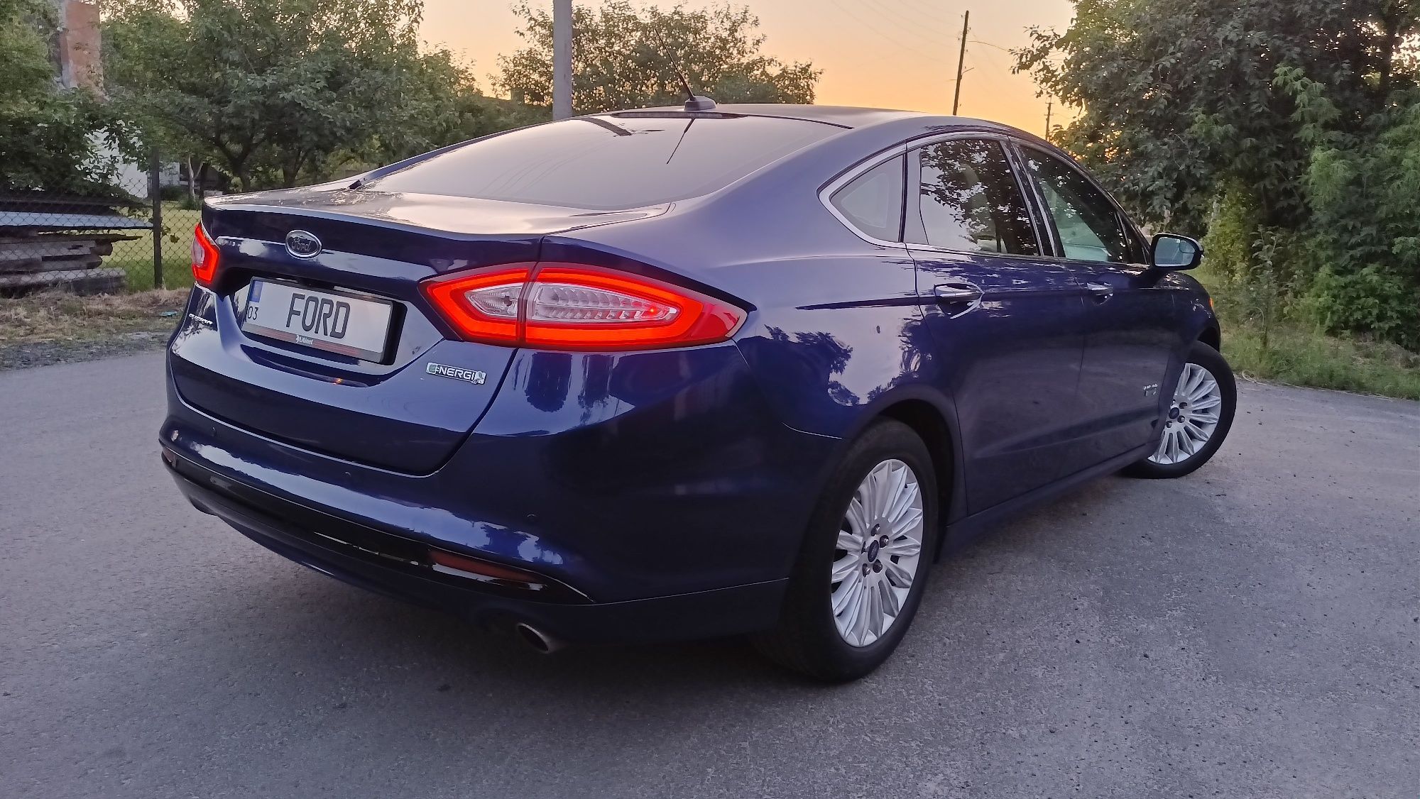 Ford Fusion Energi plugin плагін з можливістю зарядки