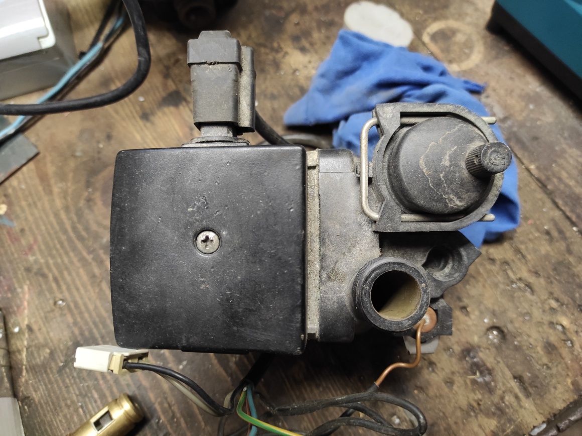 Pompa grundfos UPR15-50 CESA02 z kotła gazowego Ariston