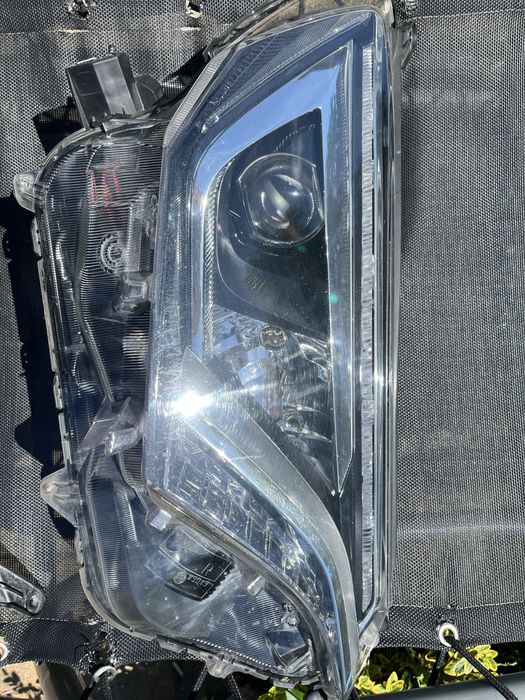 Lampy reflektory przednie lewa prawa komplet Toyota Rav4 hybrid IV lif