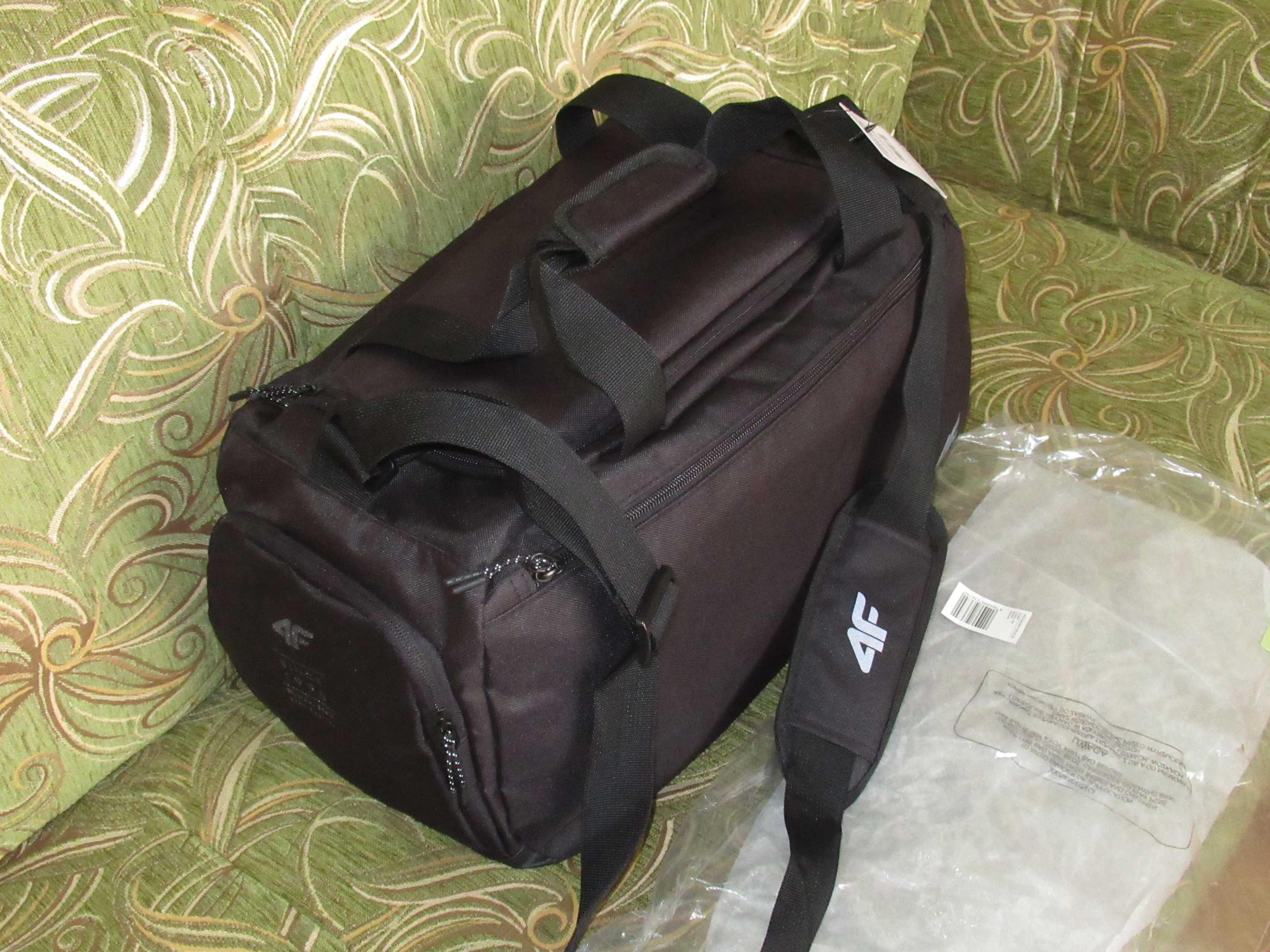 Нова чорна спортивна сумка 4FSS23ABAGM025 з кишенею для взуття 25 л 4F