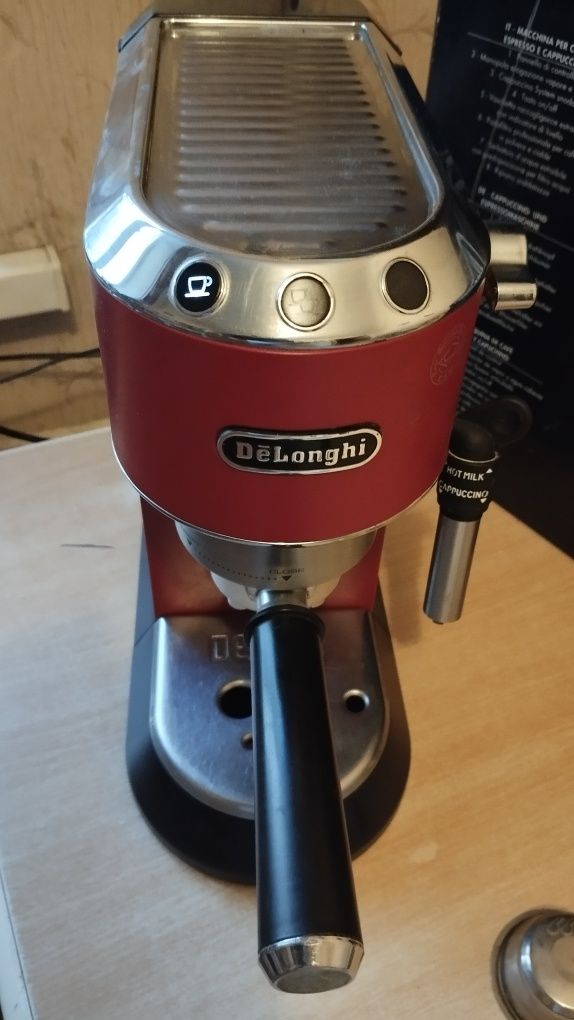Кавоварка, кавомашина Delonghi Dedica ec685 R