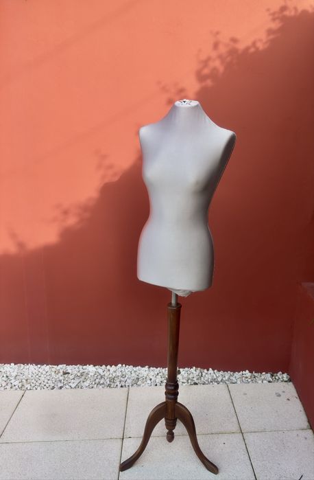 Manequim busto de senhora mulher moda roupa costura cabide