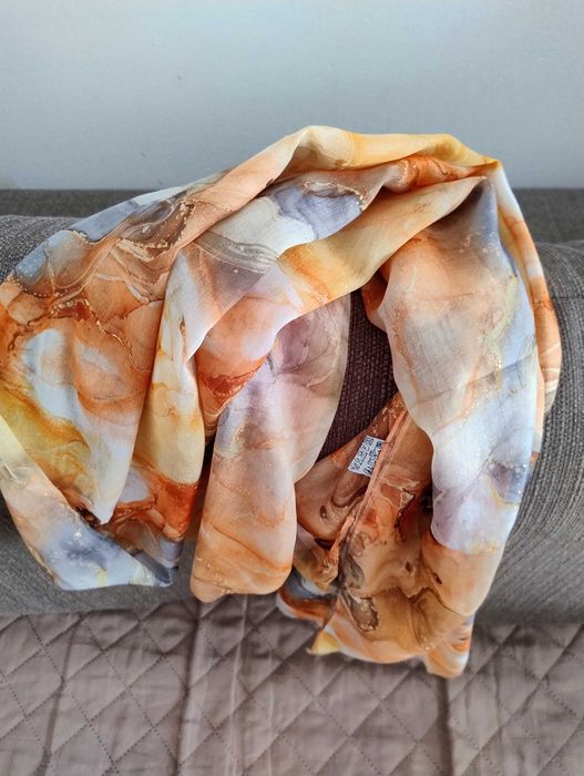 Delikatny szaliczek z wiskozy