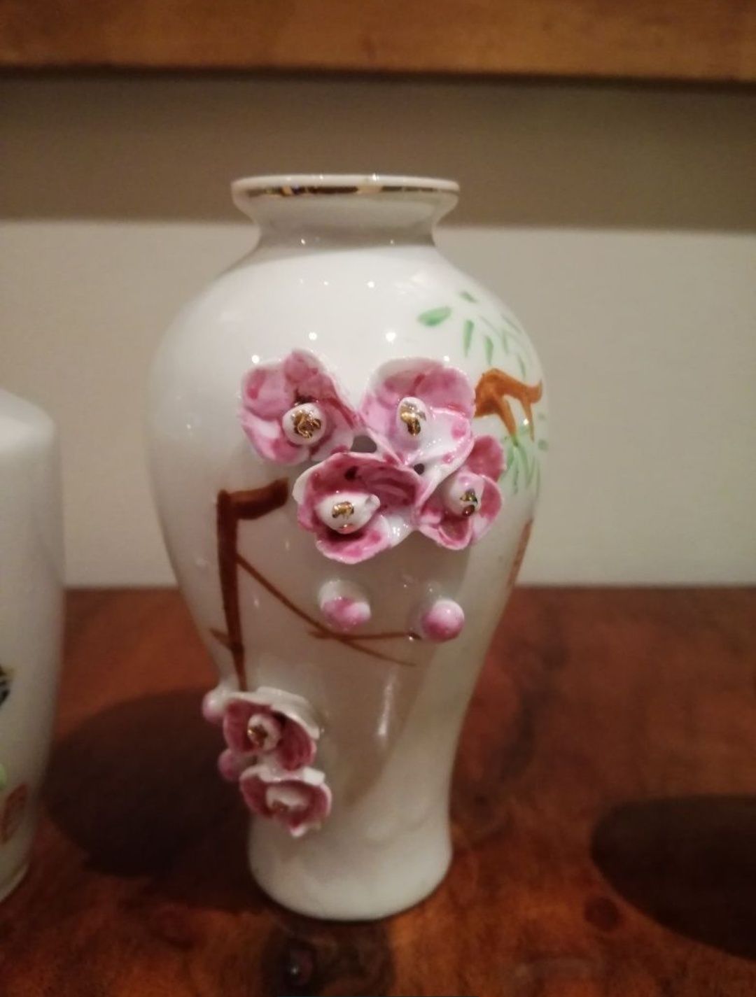 Bibelots 4 pequenas jarras porcelana com flores em relevo