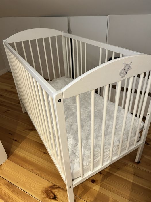 Lozko dla niemowlaka ze szczebelkami