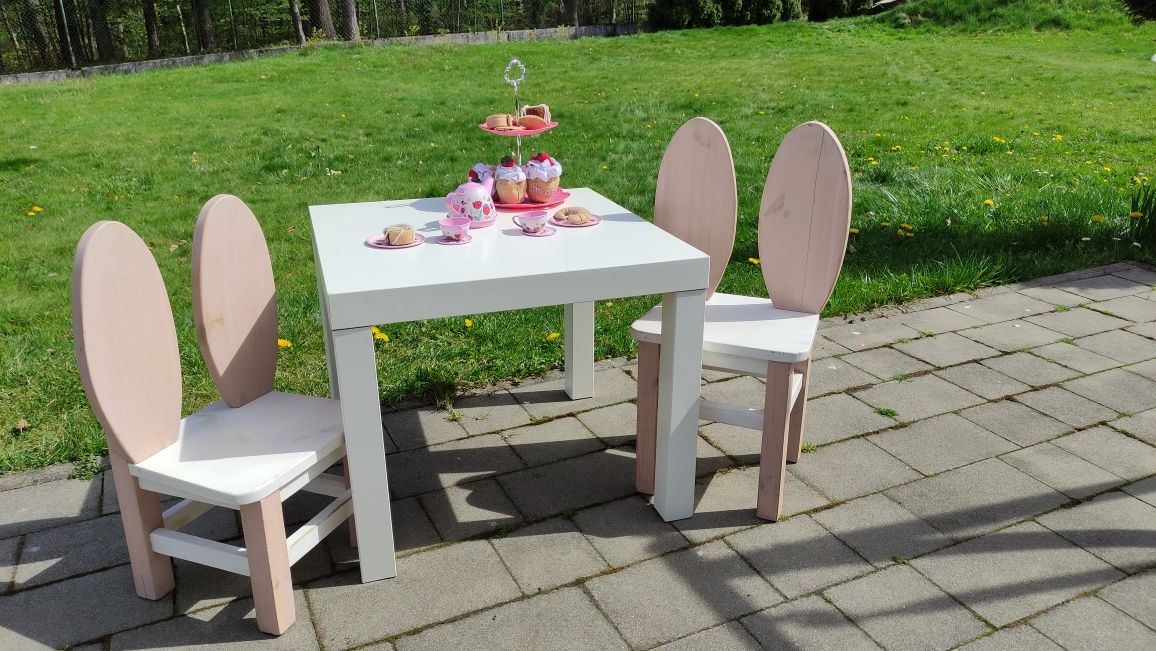 Dwa krzesełka drewniane i stolik dla dziecka