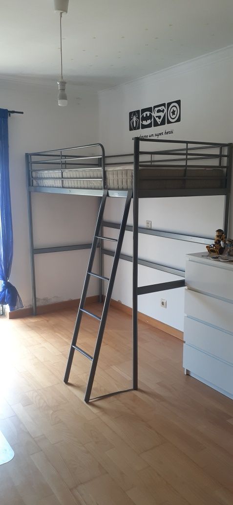 Cama alta de ferro