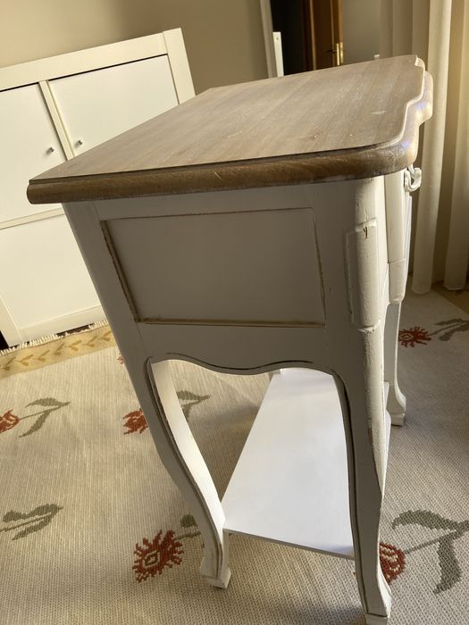 Mesa de cabeceira do Gato Preto