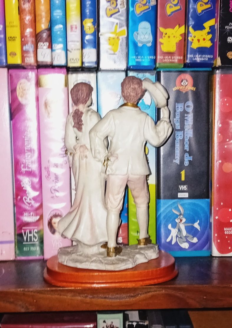 Estatueta de casal em porcelana