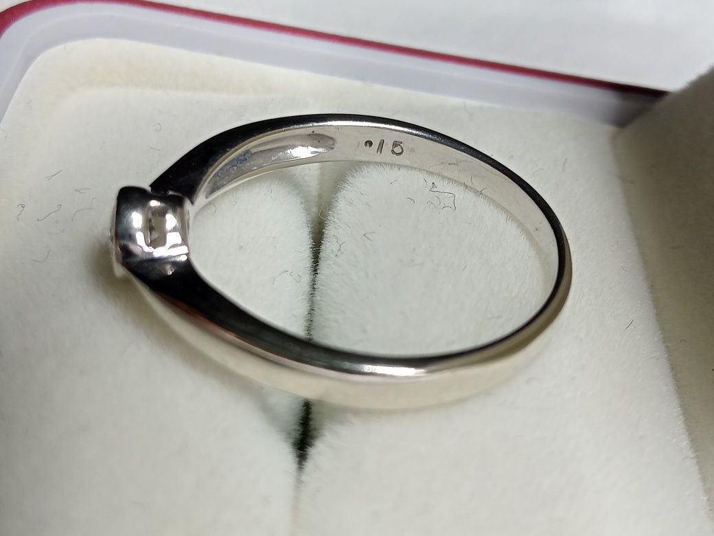 Złoty pierścionek z diamentem brylantem 0,15 ct zaręczynowy