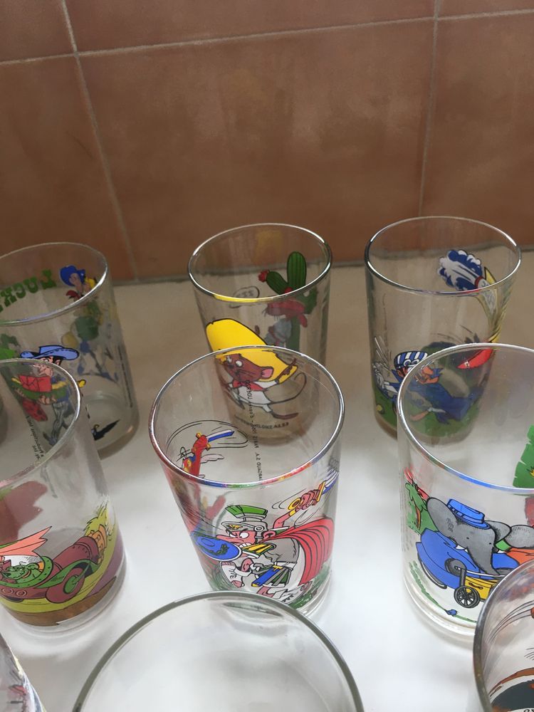 Coleção de copos de desenhos animados décadas 60/80