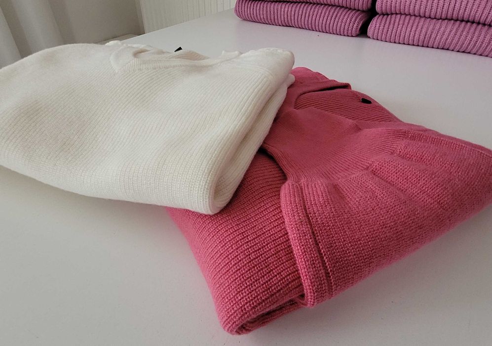 Sweter damski luźny V-neck, śmietankowa biel, wełna 60%, rozmiar M
