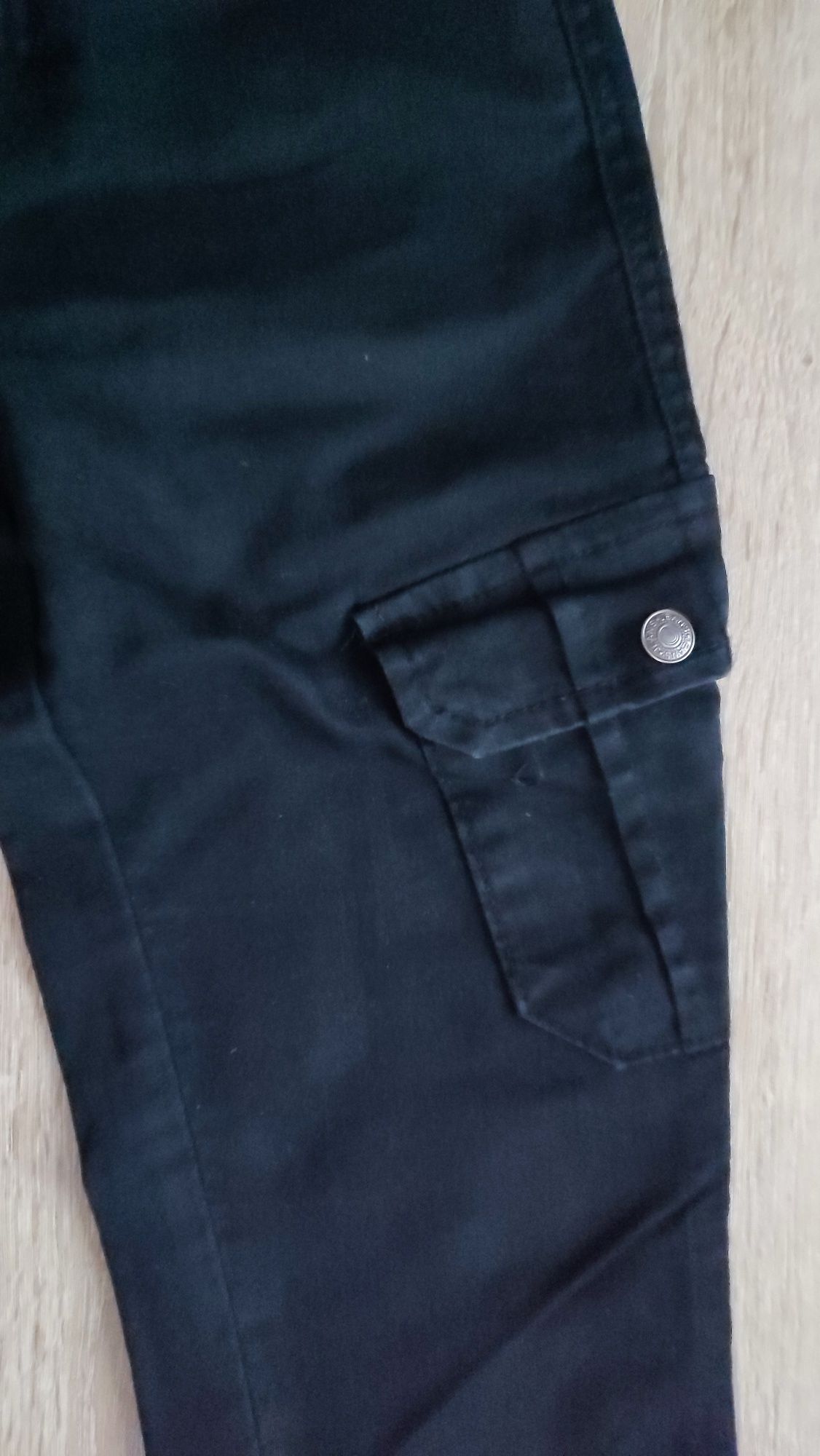 Czarne spodnie jeansowe z kieszeniami XS