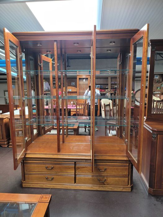 Cristaleira em madeira com fundo em espelho e iluminação - óptimo