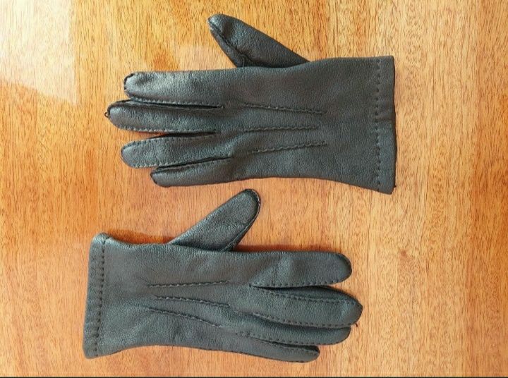Рукавички перчатки кожані фірми HM 

Розмір по бірці:  S

Бірки