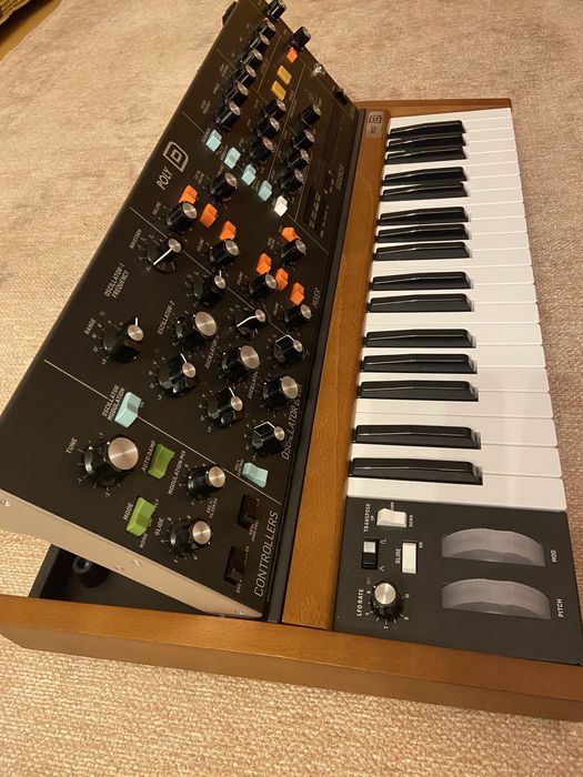 Sintetizador Behringer Poly D