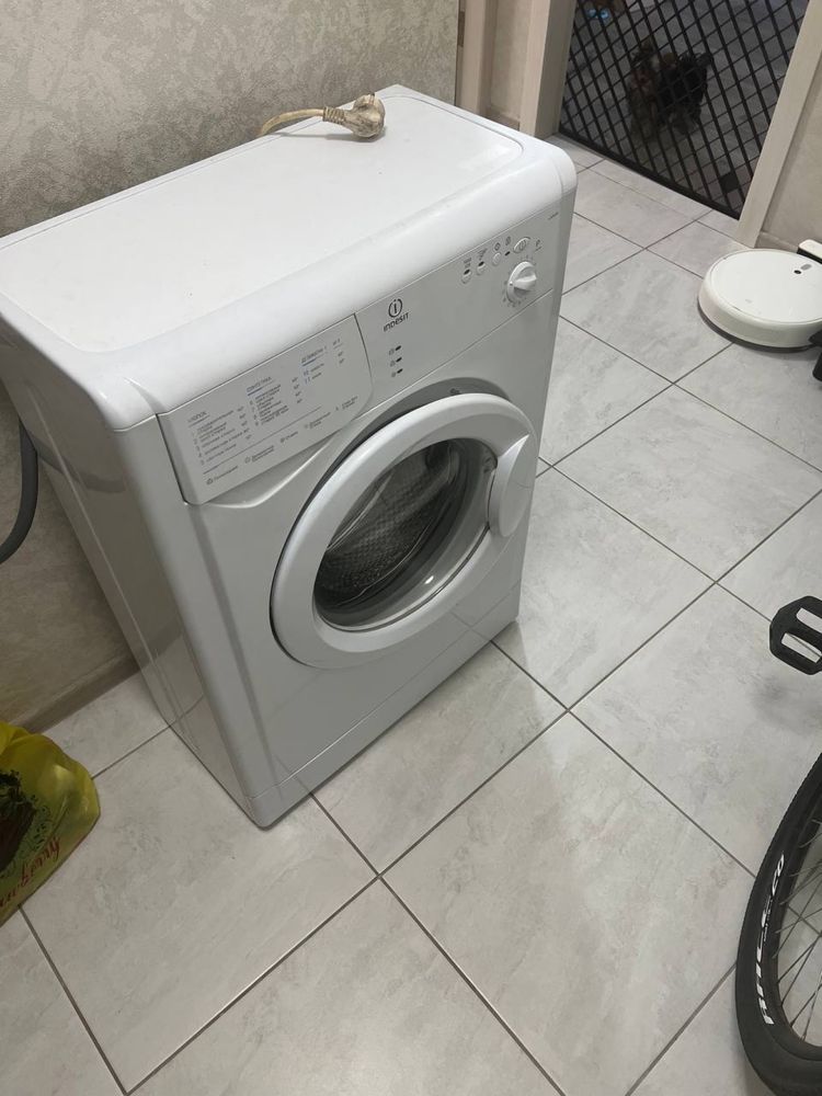 Стиральная машинка indesit WIUN100