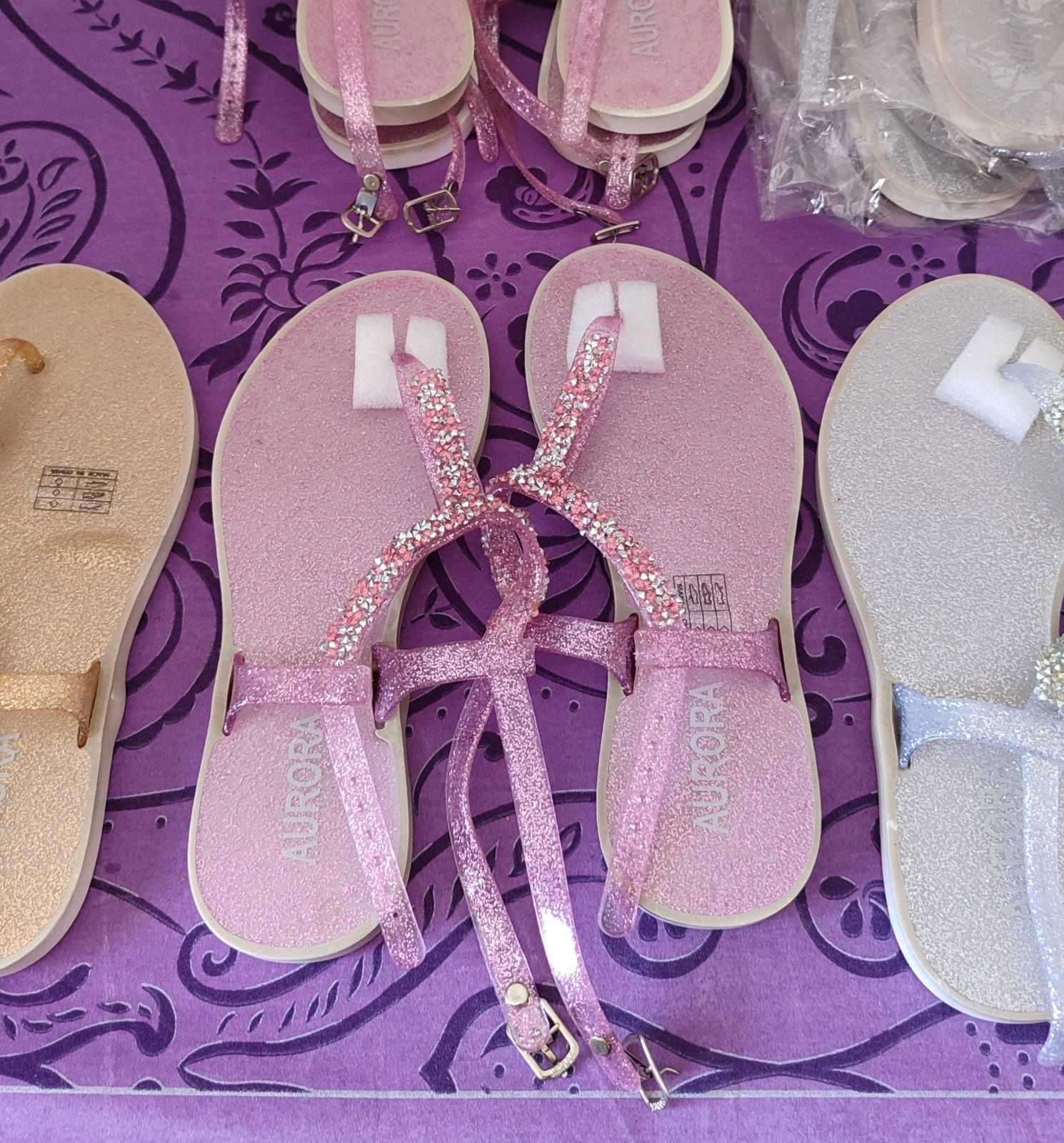 Sandálias Aurora - Novo

- Rosa 37/38 e 39
- Dourado 39
- Prateado 38/