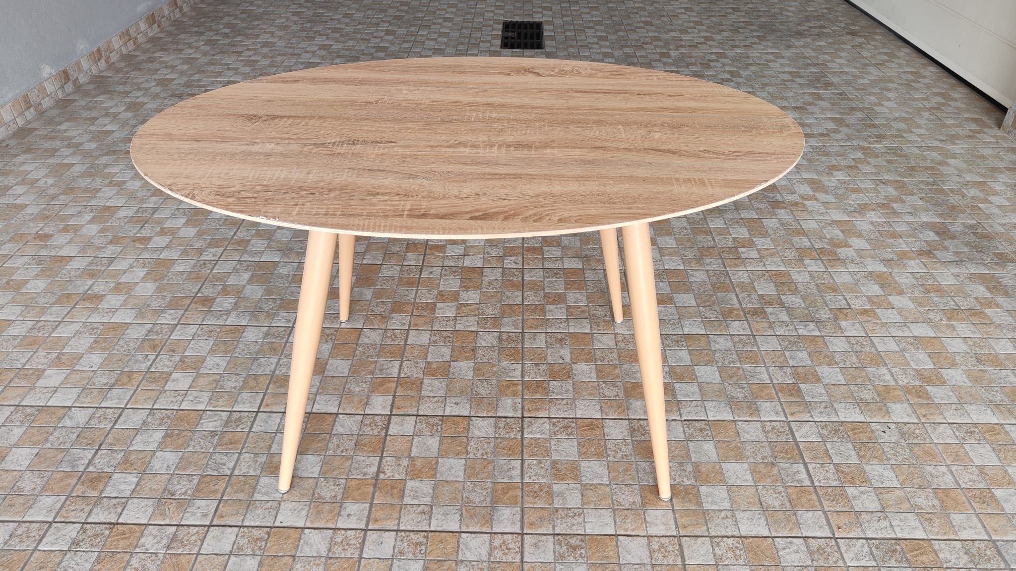 Mesa Oval de madeira