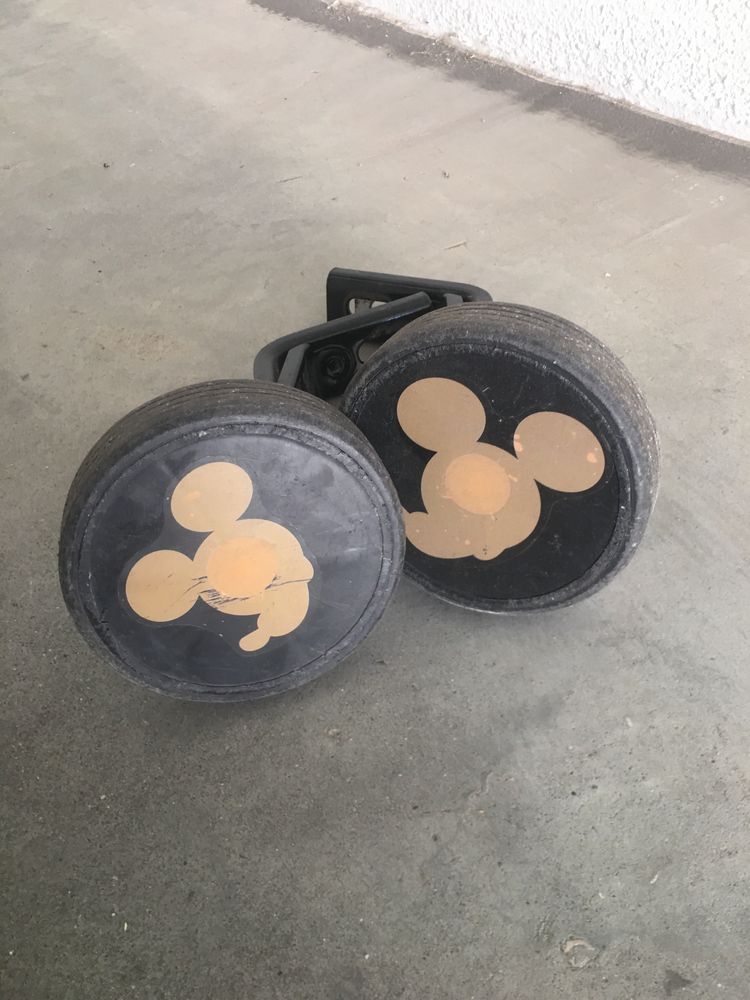 Bicicleta azul e laranja com decorações do mickey mouse