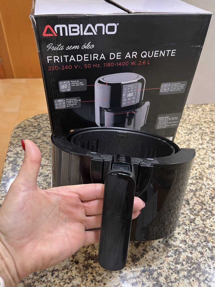 Airfryer usada, 2,6l cap., 8 programas, painel tatil