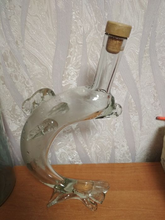 Стеклянная бутылка дельфин.