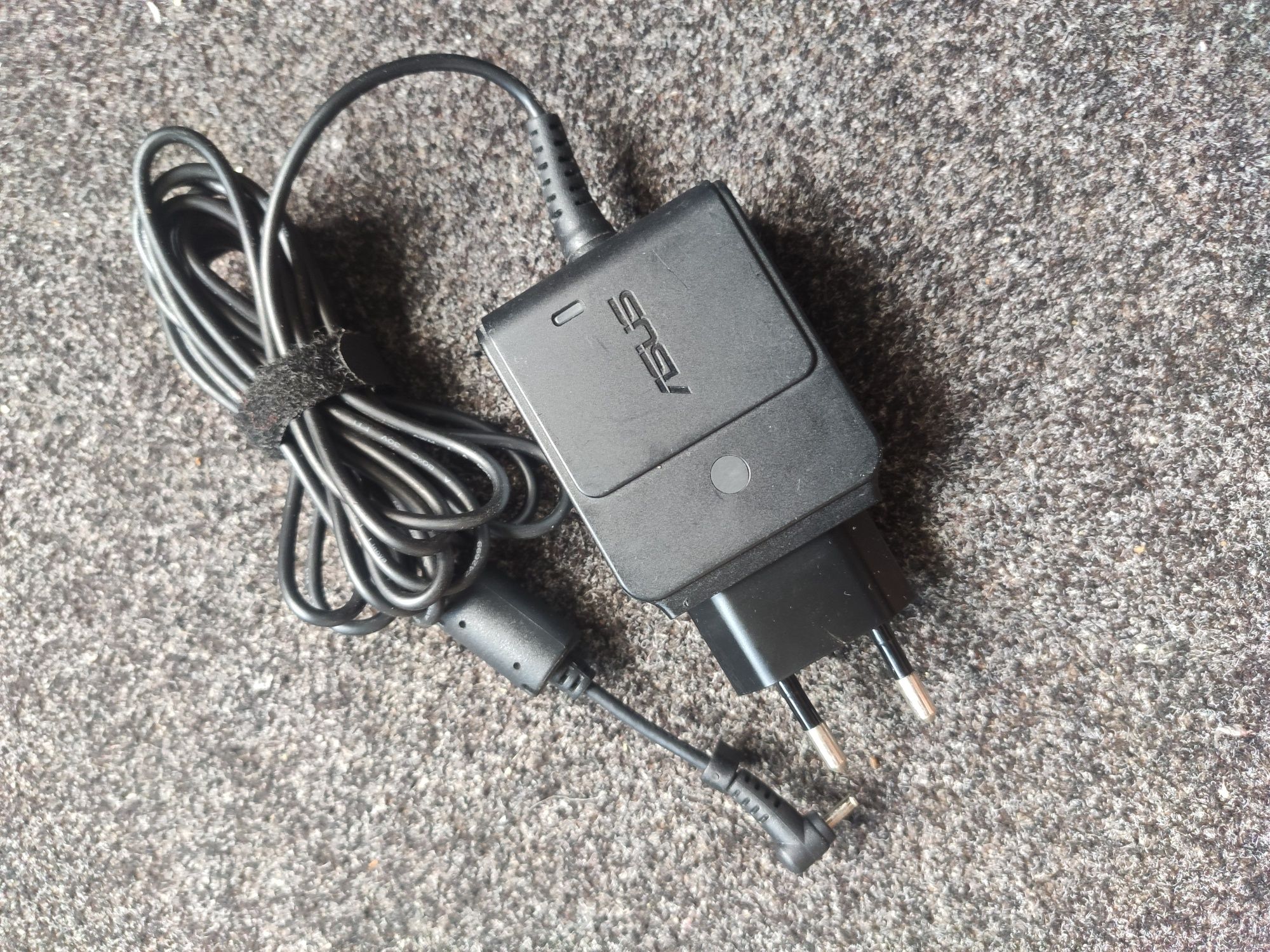 Asus AC/DC adapter autput 19v 1.58A