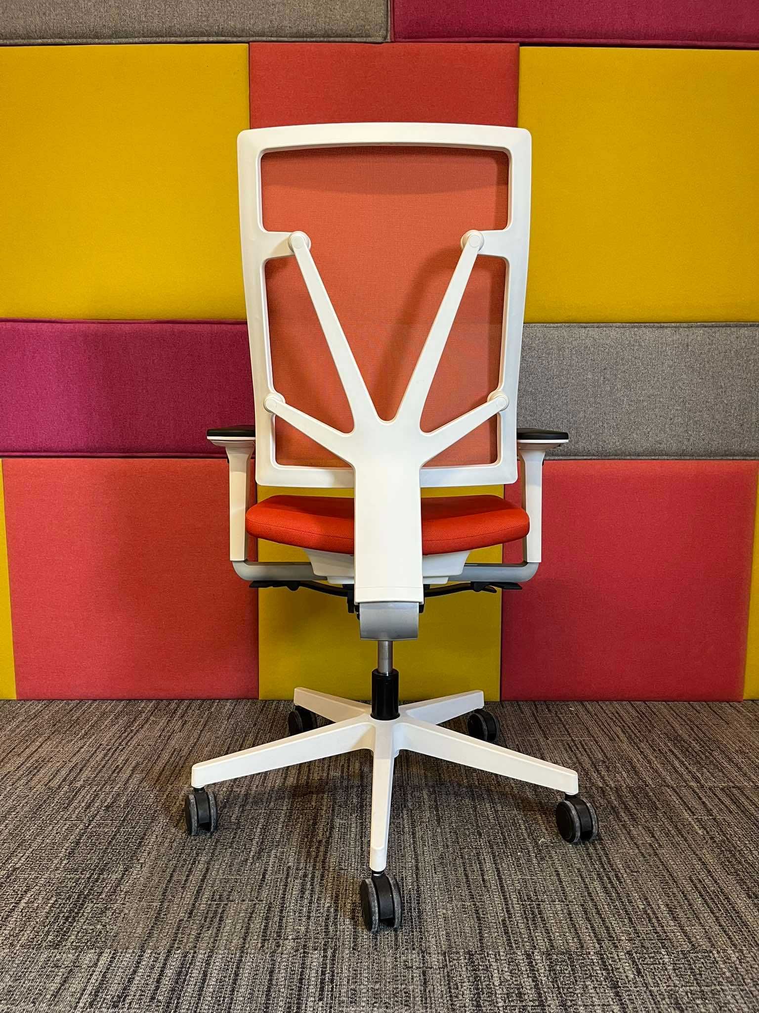 Fotel biurowy obrotowy Nowy Styl 4ME ergonomiczny piękny