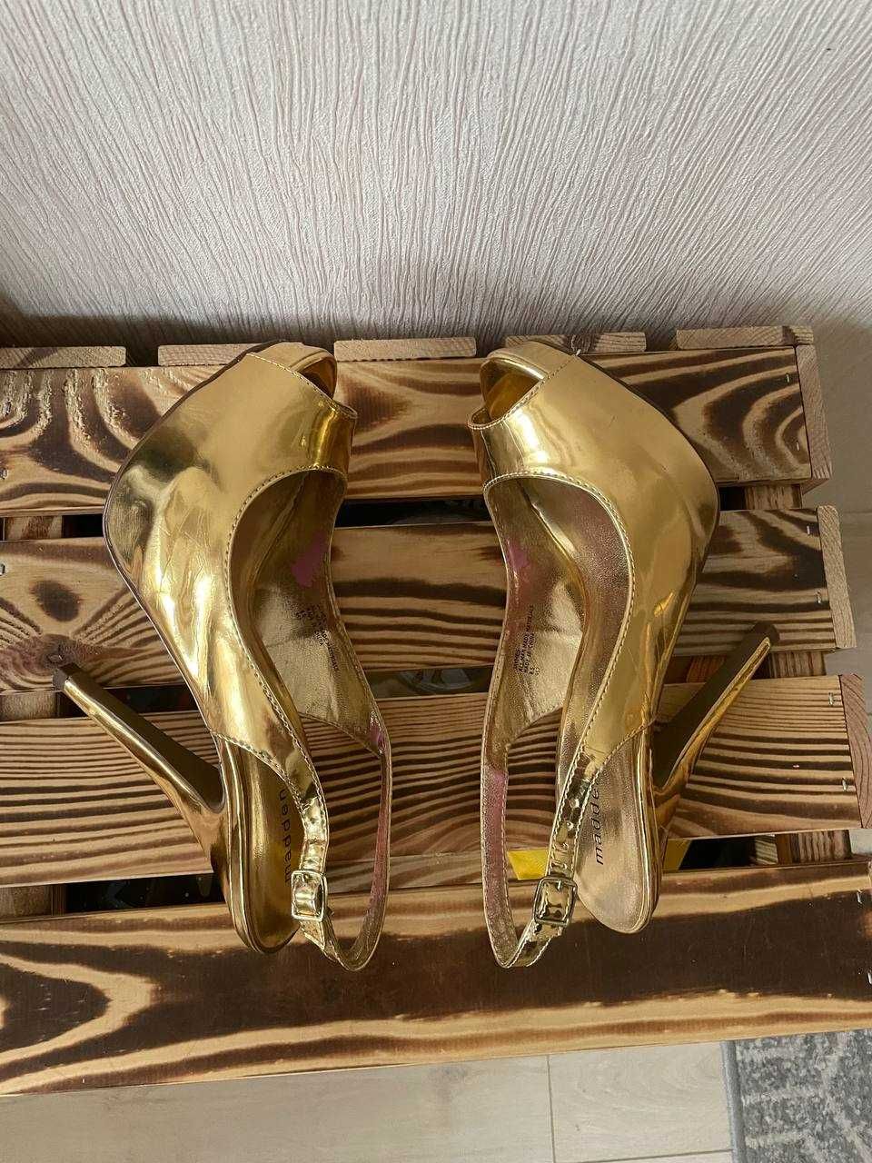 Золоті туфлі/босоніжки Madden girl