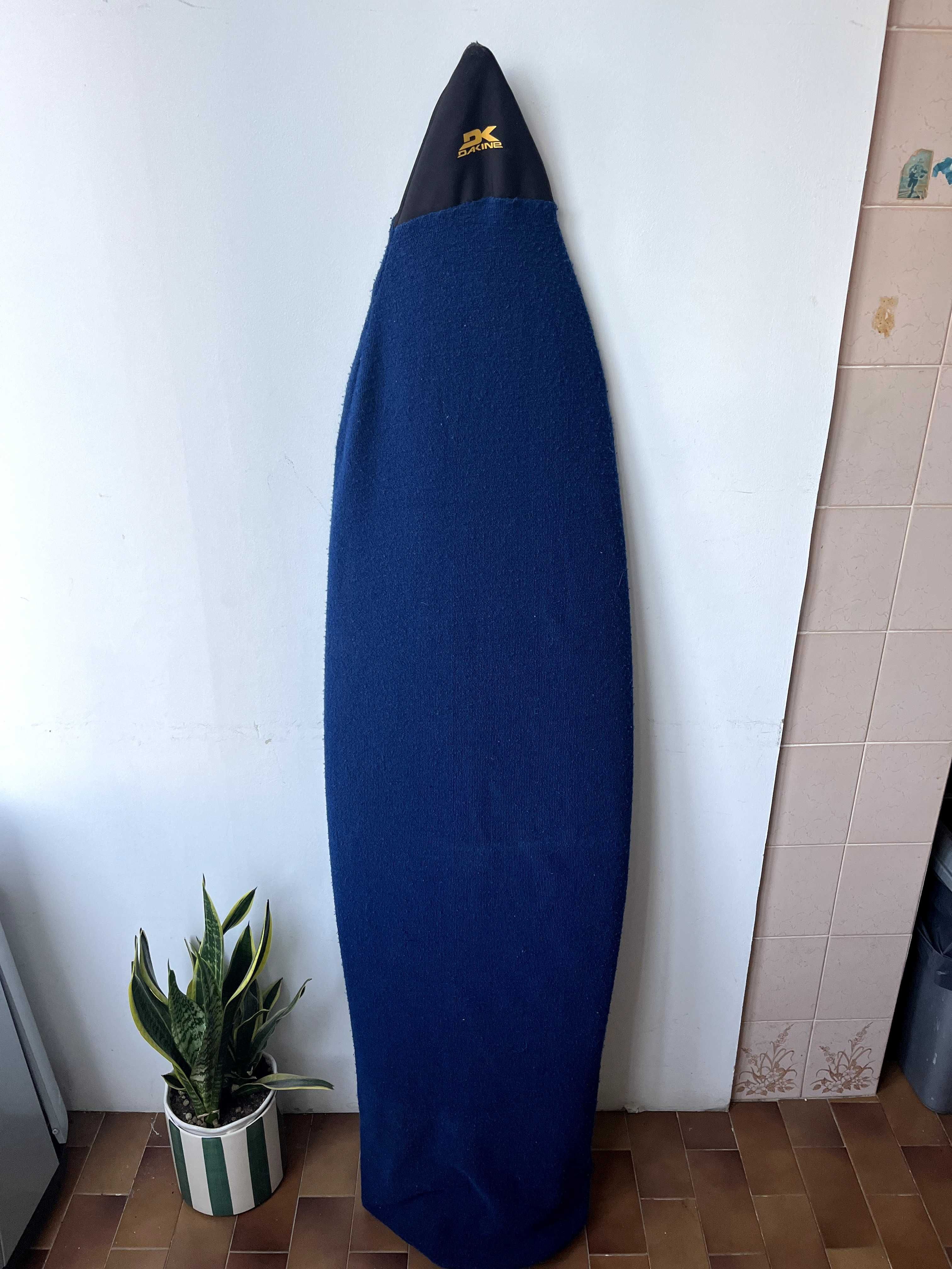 Prancha de Surf 5’9” com Leash e Capa – Excelente Estado