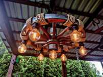 Żyrandol lampa do ogrodu altany ze starego i solidnego koła od wozu