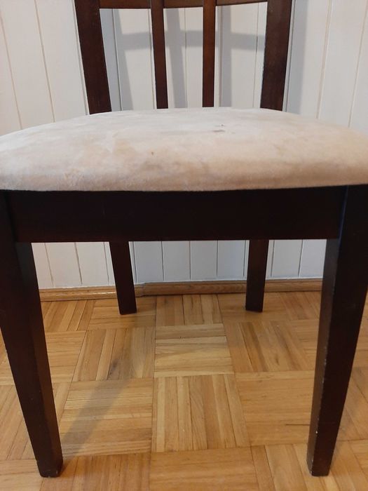 Używane drewniane krzesło z lat siedemdziesiątych ( dawny PRL)