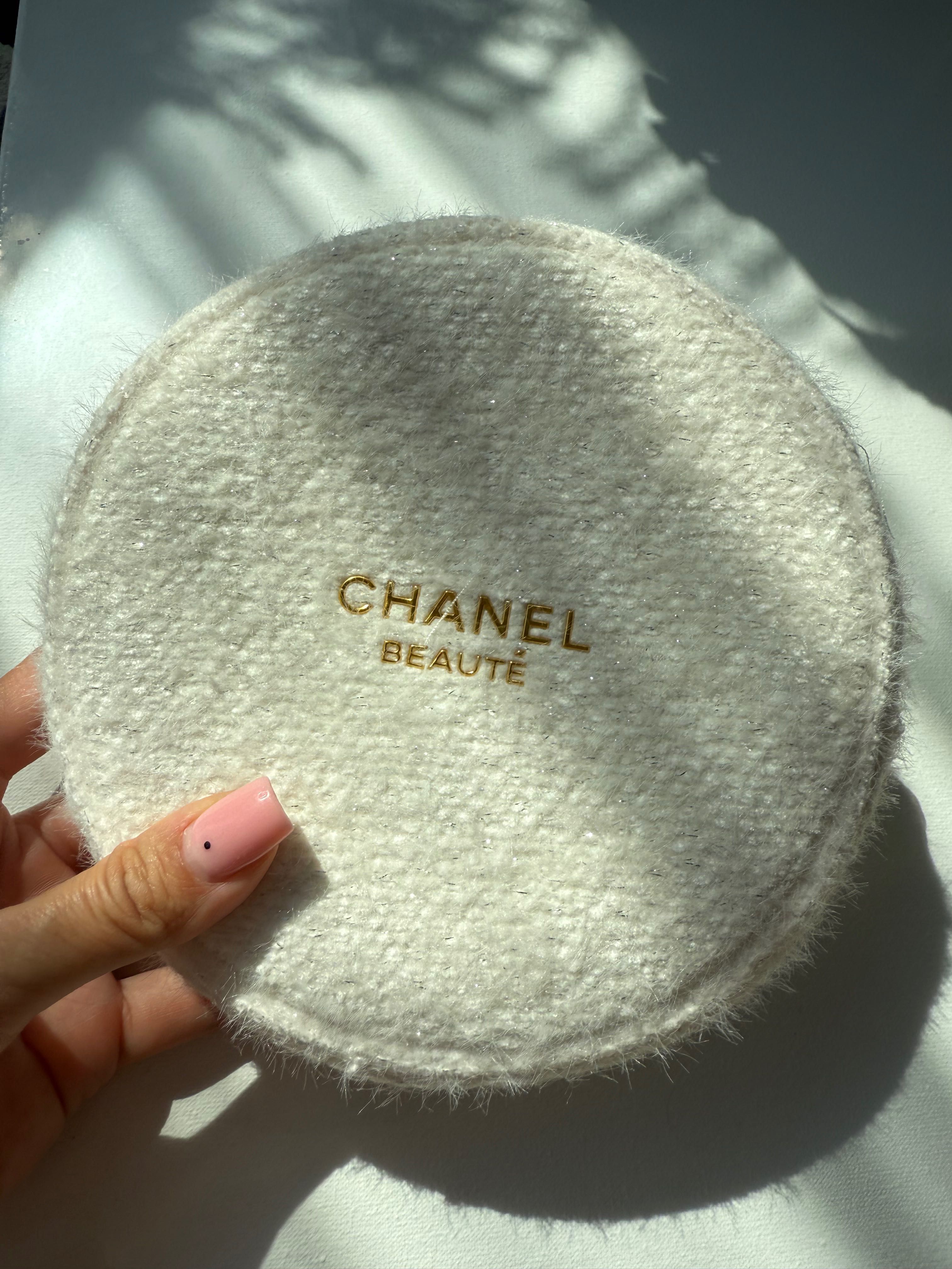 Туш Chanel,робить привабливі і природні вії)