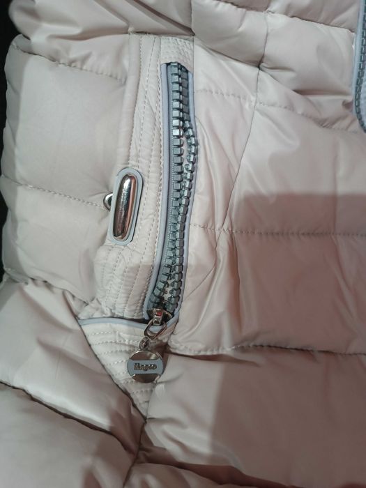 Зимовий приталений пуховик світло сірого кольору