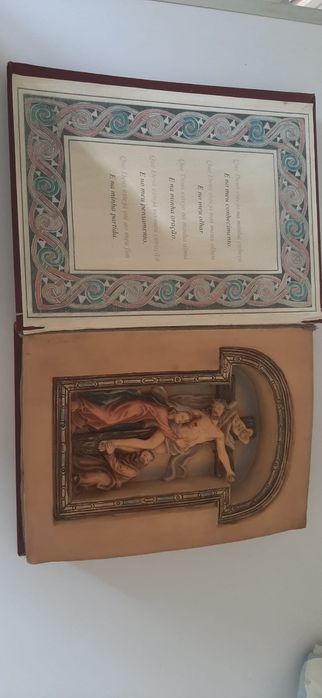 Livro de Orações com imagem Esculpida