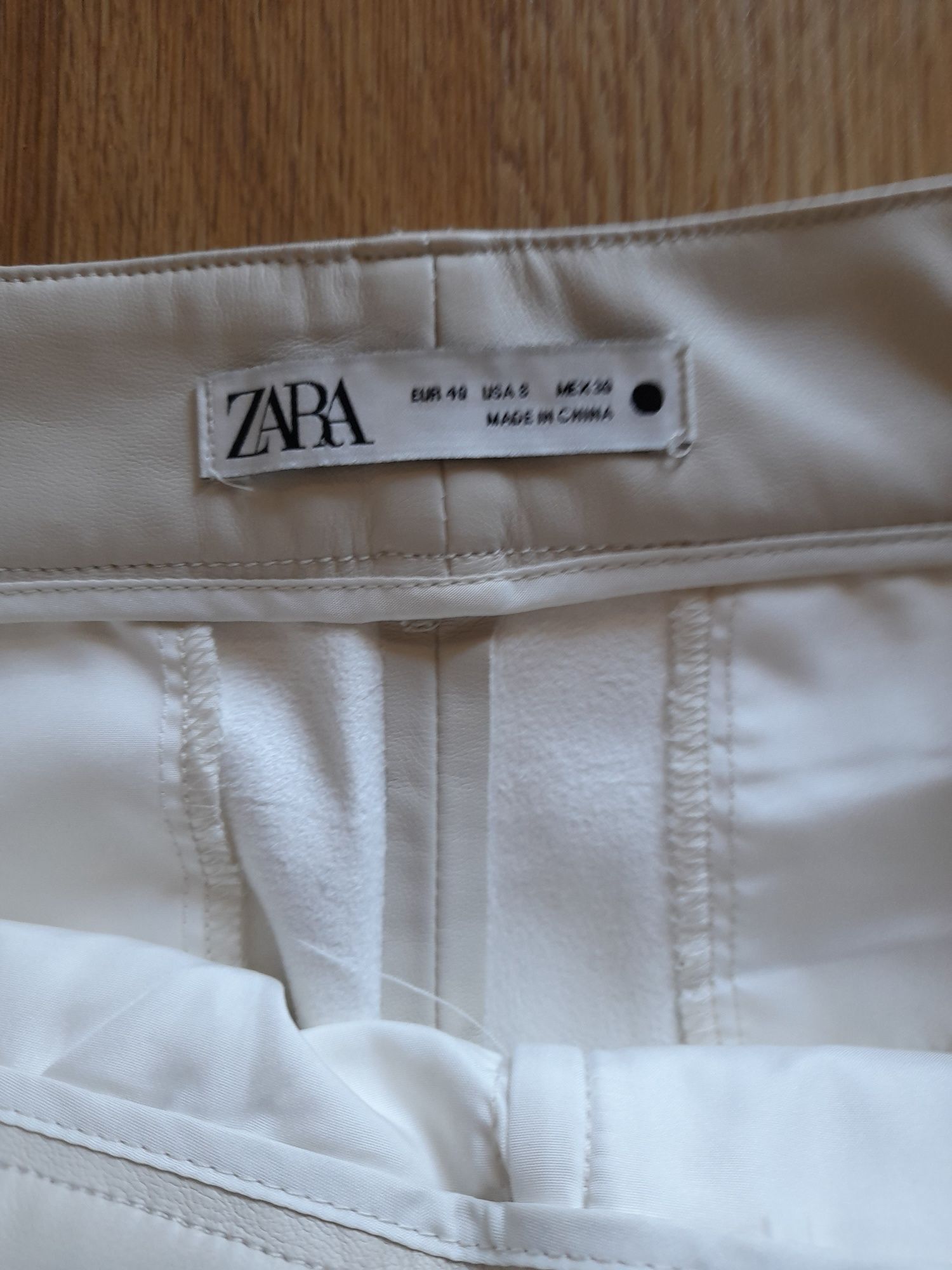 Calças da Zara em  creme imitação de pele