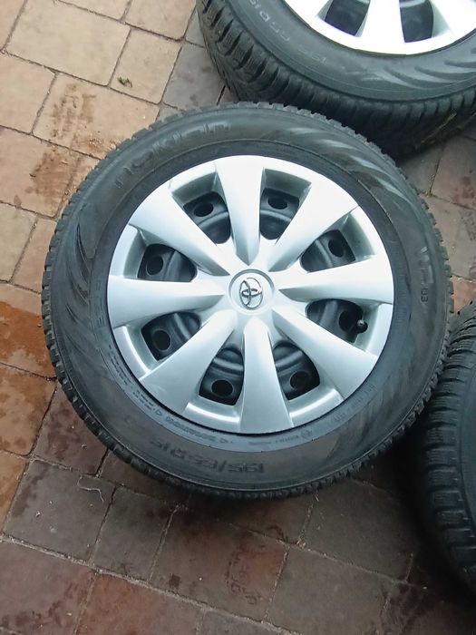 Felgi 5x114,3 z oponami zimowymi Nokian 195/65R15 stan bdb 4szt