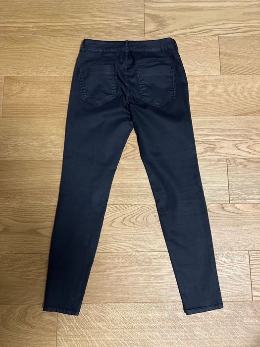 Czarne spodnie, Zara + Sweterek czerwony wpadający w pomarańczowy