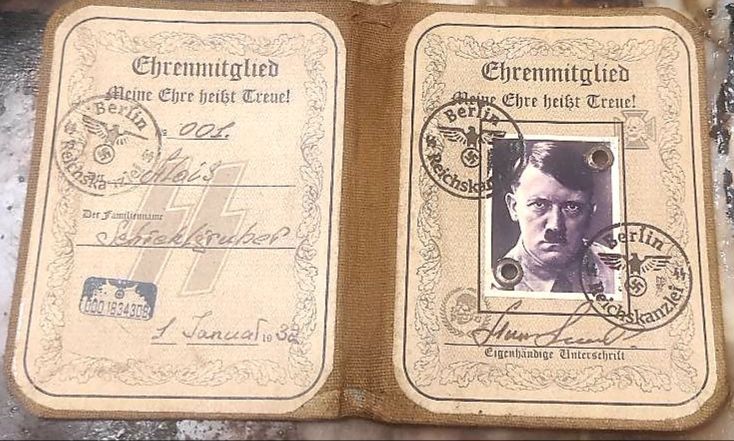 Аусвайс на Рейсканцлера 1932 года Адольфа Гитлера.