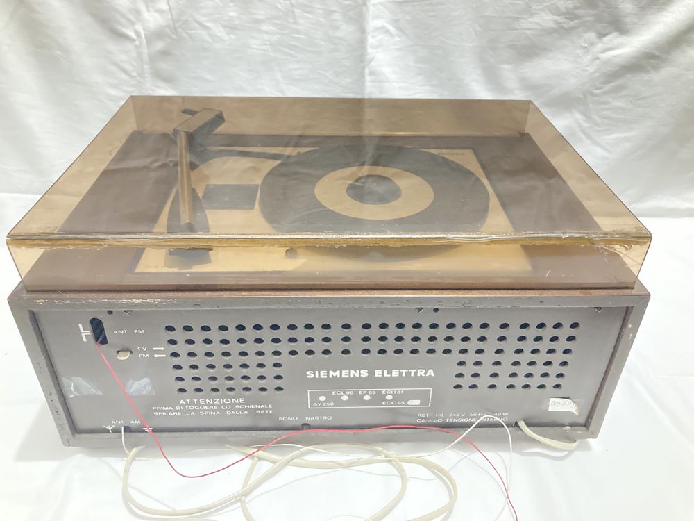 Gira-disco com radio antigo