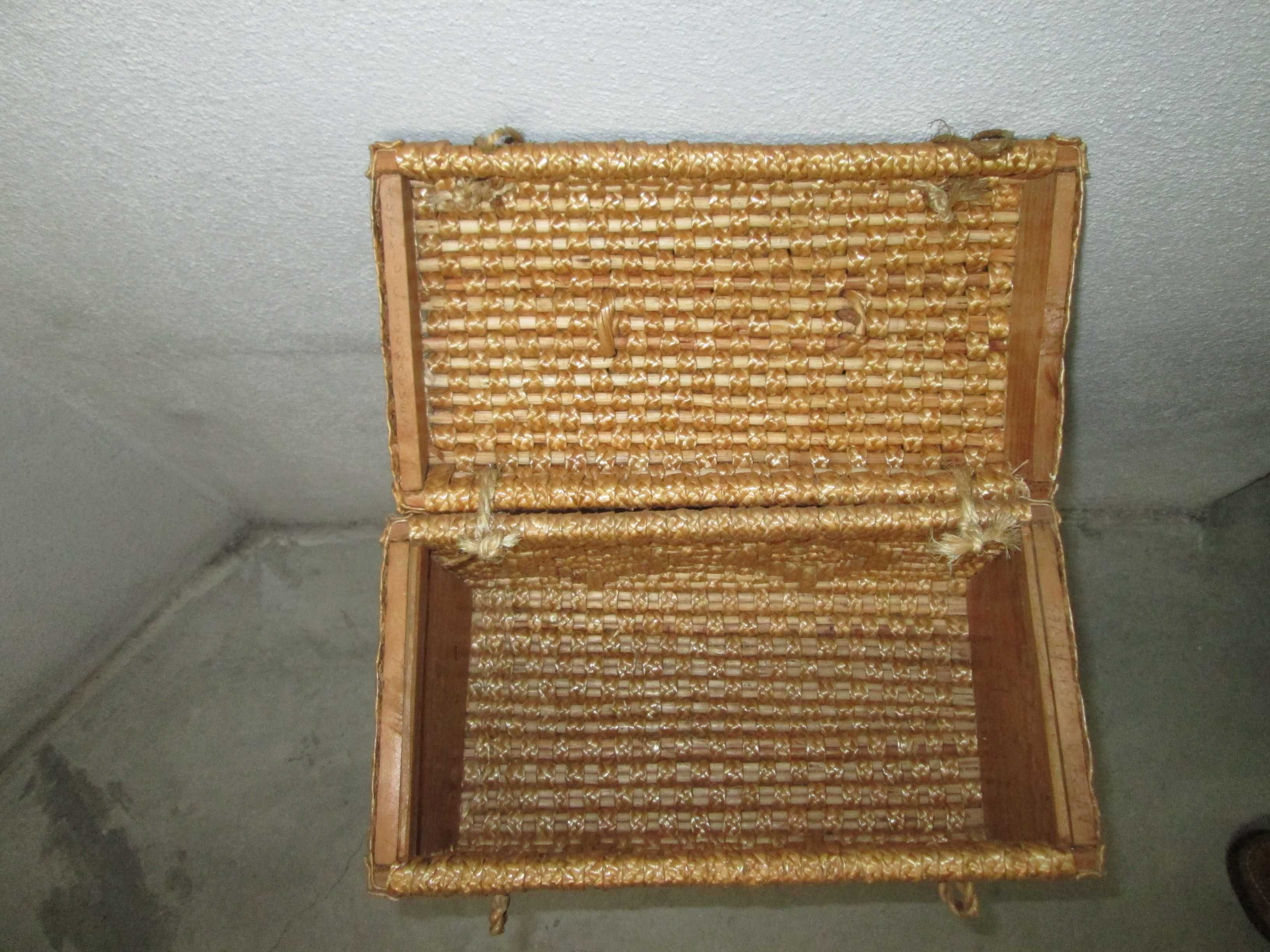 Pequena Cesta Fechada Antiga para Decoração