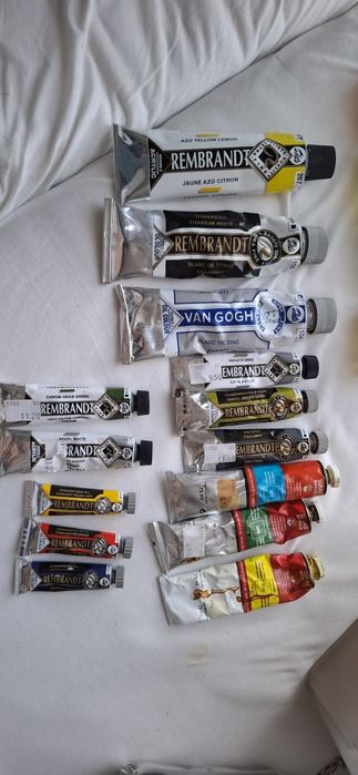 Różne farby o różnej wielkości i różnej marce